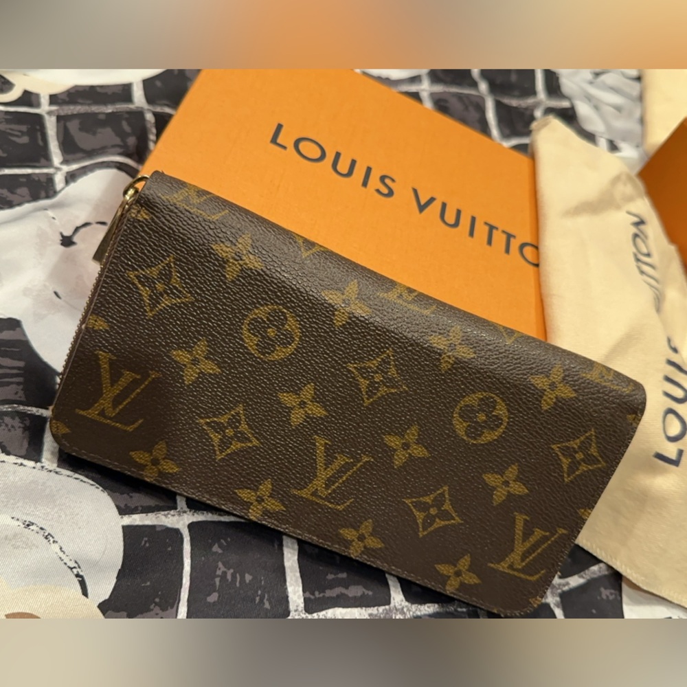Louis Vuitton Monogram Zippy Wallet